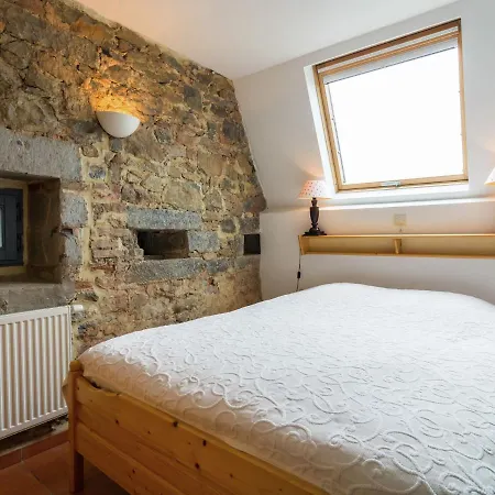 Cozy Holiday Near Forest In Macon